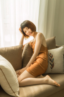 双腿挂他肩上撞击轻哼